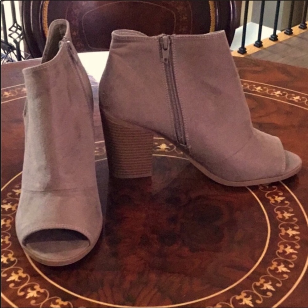 George Sage/Beige Zip Microsuede Wooden Heel Open Toe Zip Shoe